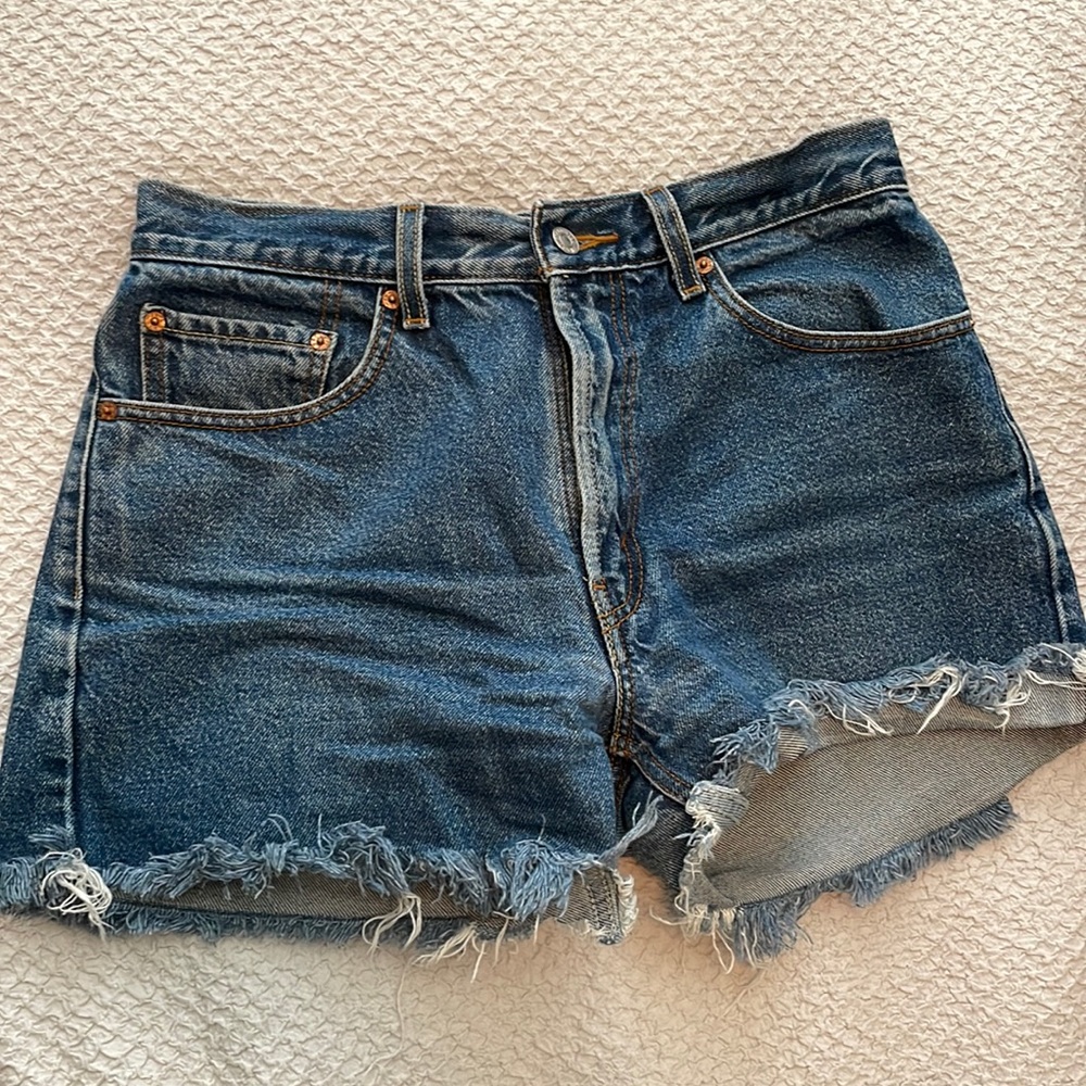 Levi dark wash denim shorts. W32 and L32. Regular fit.